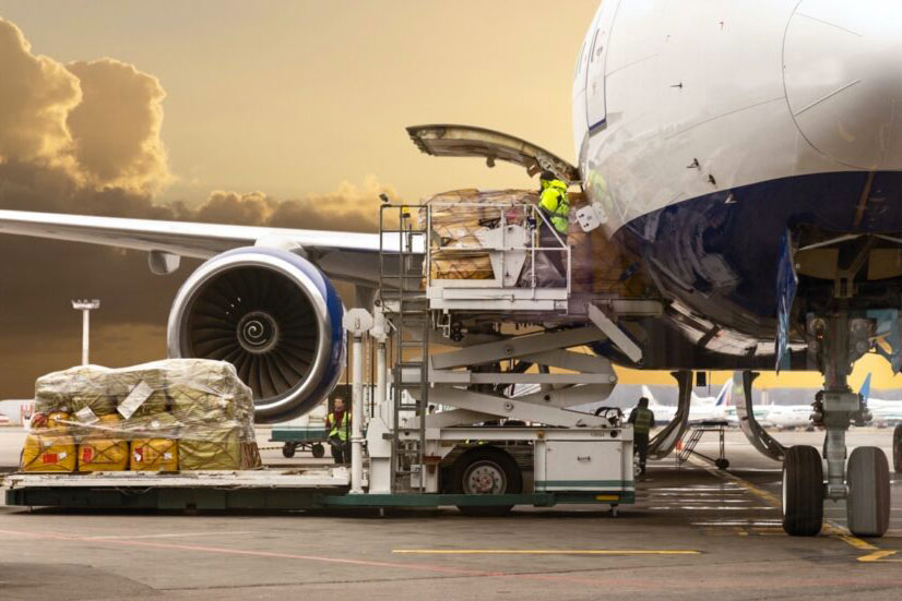Chargement d'un avion cargo